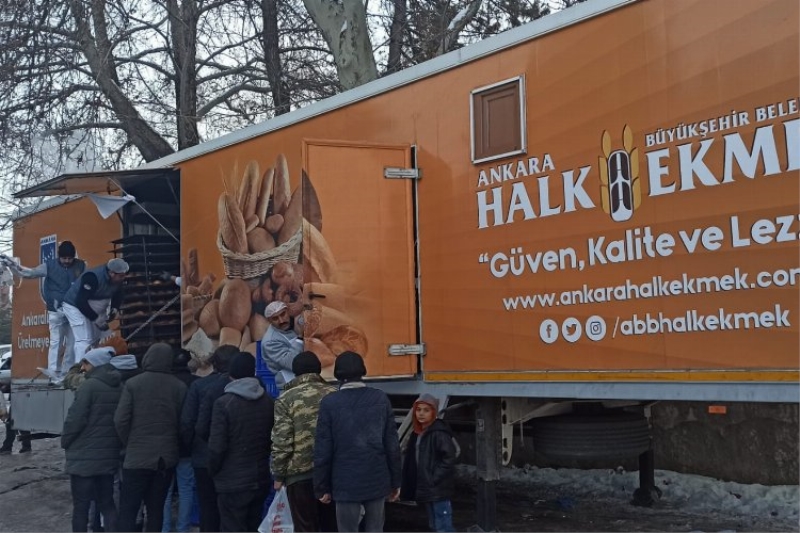 Mobil fırınlardan depremzedelere sıcak ekmek