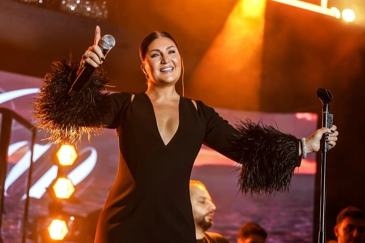 Sibel Can, görkemli konserle hayranlarını büyüledi