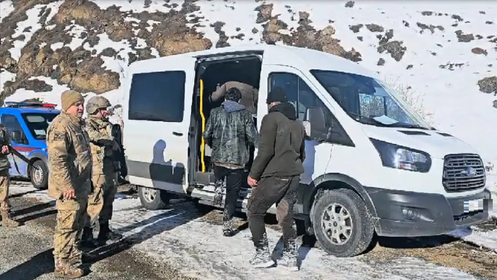 Erzurum’da jandarma ekipleri yaptıkları operasyon sonucu 35 düzensiz göçmen yakaladı.