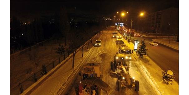 BÜYÜKŞEHİR?İN KAR TİMLERİ İŞ BAŞINDA