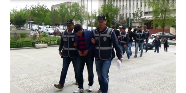 TELEFON DOLANDIRICILIĞI İDDİASIYLA YAKALANAN 4 ŞÜPHELİ ADLİYEYE SEVK EDİLDİ