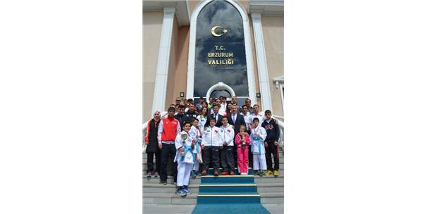BAŞARILI SPORCULARI KUTLADI