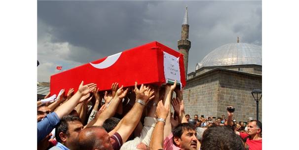 ERZURUM?UN DEMOKRASİ ŞEHİDİ SON YOLCULUĞUNA UĞURLANDI