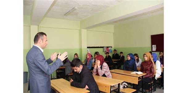 BİR BİNA İKİ LİSEYE HİZMET VERİYOR