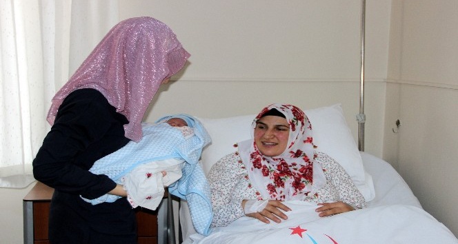 Yeni yılın ilk bebeği ?Ali Asaf? oldu