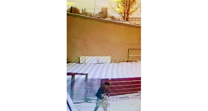Erzurum?da önce güvenlik kamerasına sonra polise yakalanan hırsızlık zanlısı 2 kişi tutuklandı