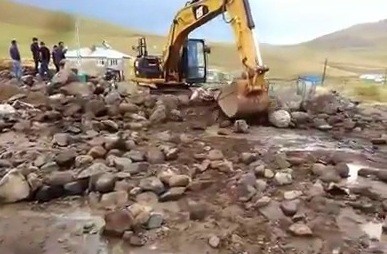 Erzurum`da sağnak sele dönüştü